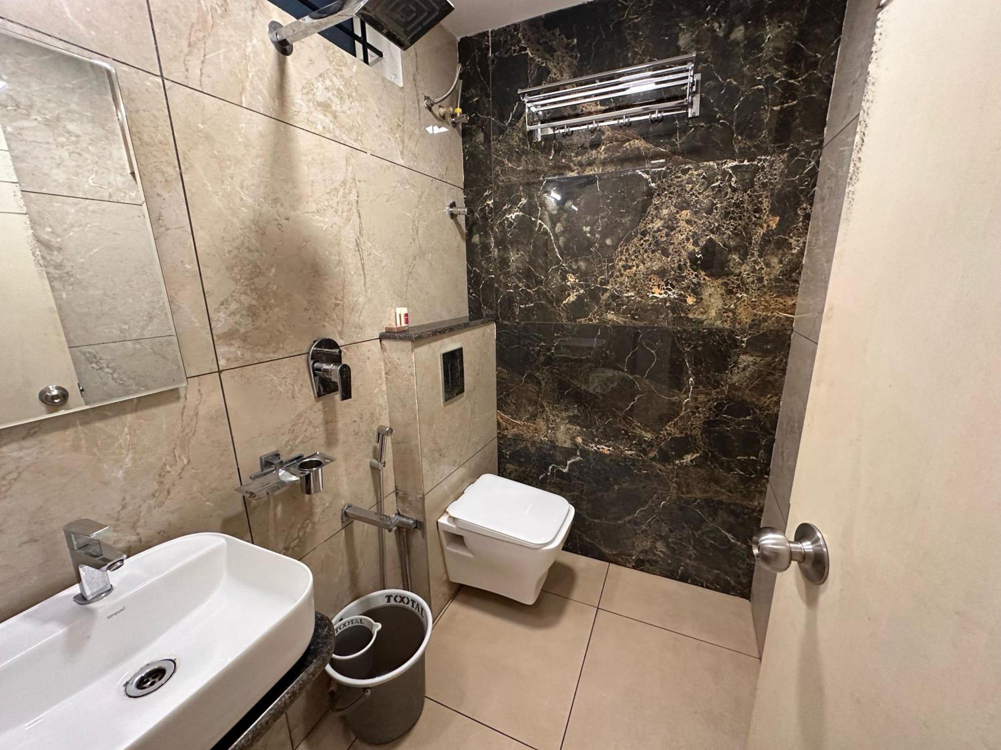 Collection O Local Square | Whitefield Hotel Bangalore Buitenkant foto