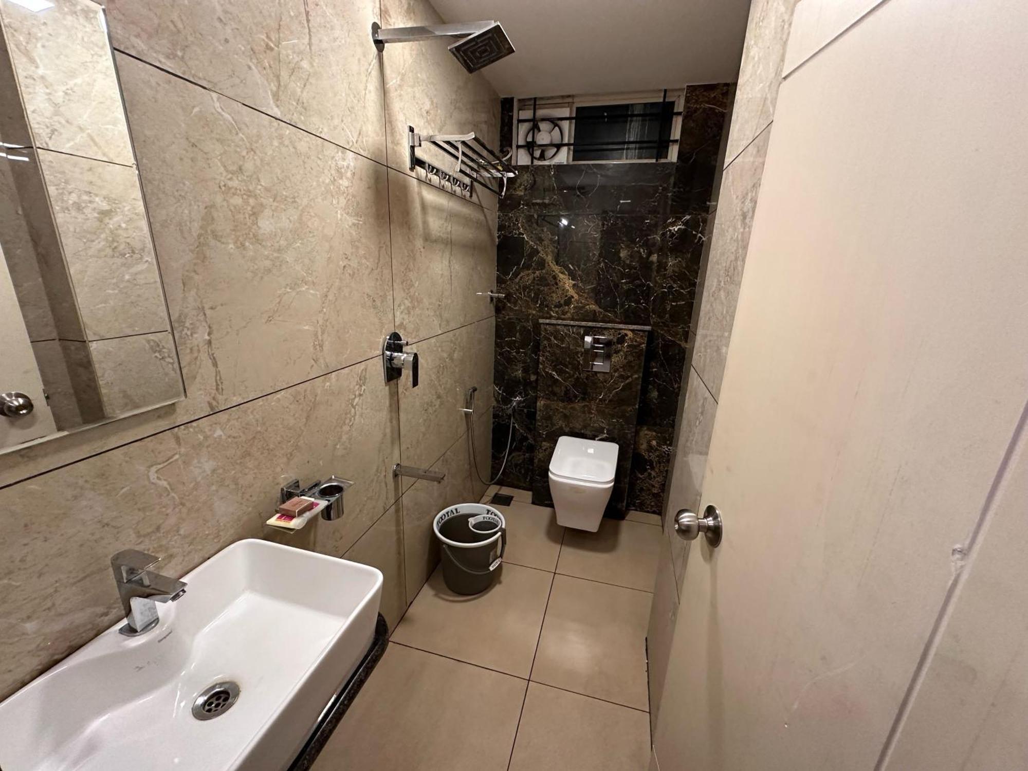 Collection O Local Square | Whitefield Hotel Bangalore Buitenkant foto